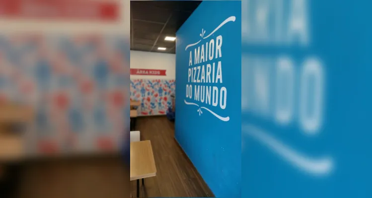 Na compra de uma pizza do tamanho médio ou grande, o cliente Domino’s ganha outra pizza do mesmo tamanho e sabor