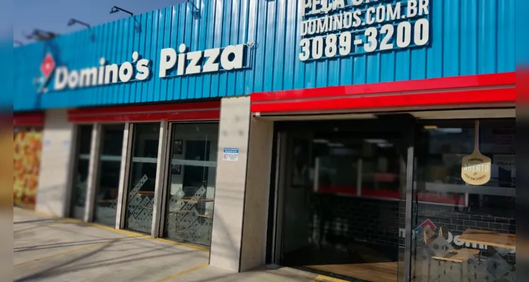 Na compra de uma pizza do tamanho médio ou grande, o cliente Domino’s ganha outra pizza do mesmo tamanho e sabor