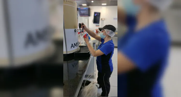 Na compra de uma pizza do tamanho médio ou grande, o cliente Domino’s ganha outra pizza do mesmo tamanho e sabor