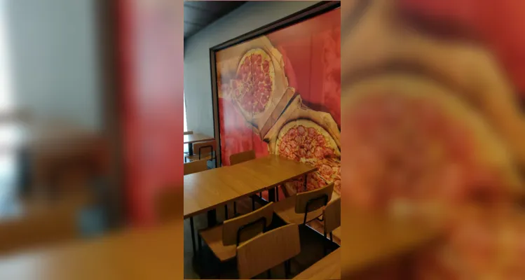 Na compra de uma pizza do tamanho médio ou grande, o cliente Domino’s ganha outra pizza do mesmo tamanho e sabor