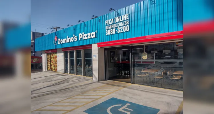 Na compra de uma pizza do tamanho médio ou grande, o cliente Domino’s ganha outra pizza do mesmo tamanho e sabor