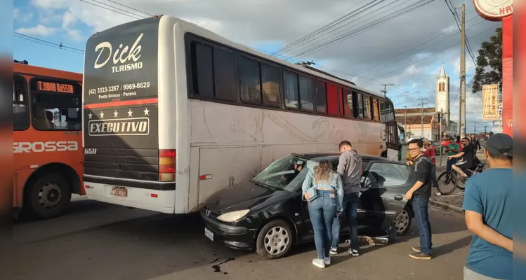 Peugeot 207 bateu em ônibus que seguia pela Carlos Cavalcanti