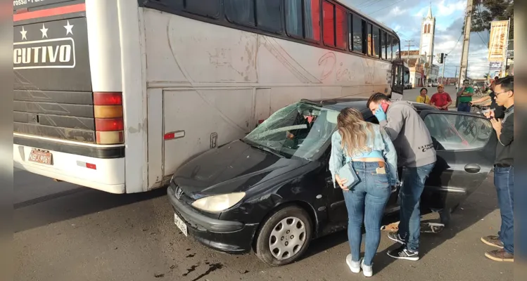 Peugeot 207 bateu em ônibus que seguia pela Carlos Cavalcanti