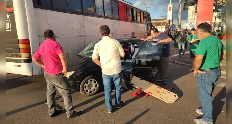 Peugeot 207 bateu em ônibus que seguia pela Carlos Cavalcanti