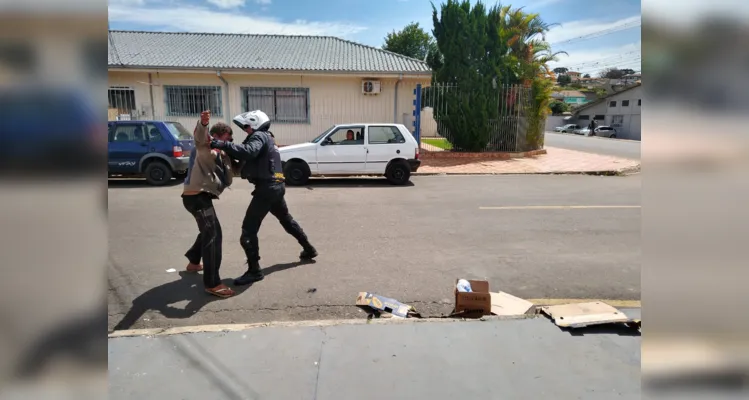 Vigilante espanca morador de rua em bairro de PG