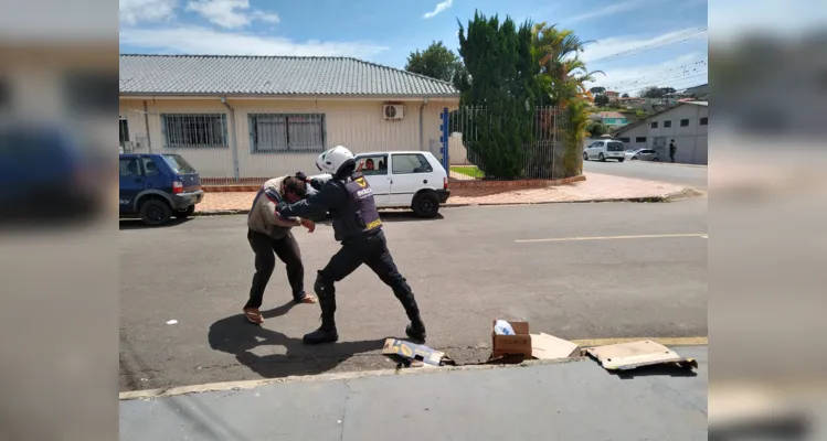 Vigilante espanca morador de rua em bairro de PG