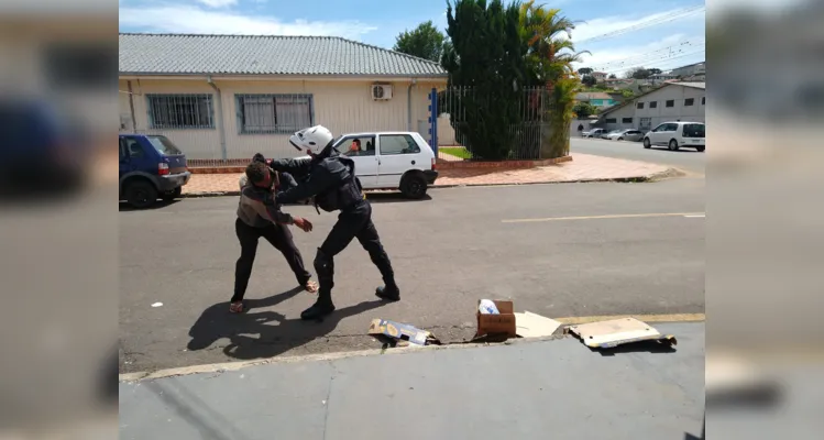 Vigilante espanca morador de rua em bairro de PG