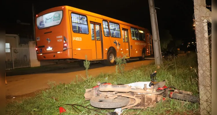 Equipes do Corpo de Bombeiros (Siate) e do Samu prestaram atendimento à ocorrência. A área foi totalmente isolada pela Polícia Militar