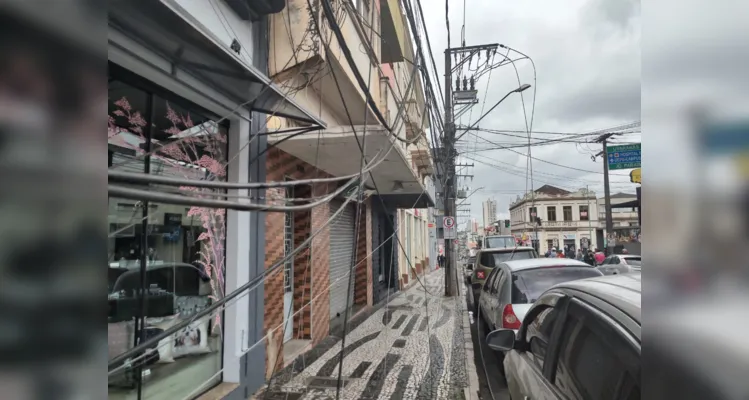Vários fios de energia elétrica foram danificados com as explosões em Ponta Grossa.