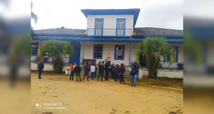 Turmas de Piraí do Sul realizam passeio pela história em Castro