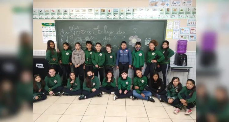 Alunos de Jaguariaíva realizam homenagem ao Dia do Professor