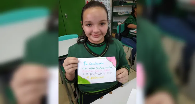 Alunos de Jaguariaíva realizam homenagem ao Dia do Professor