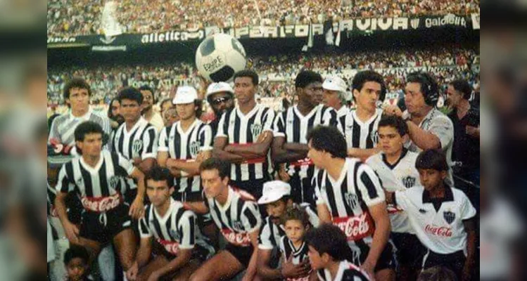 Netinho (em cima) de boné branco na época do Atlético-MG. 