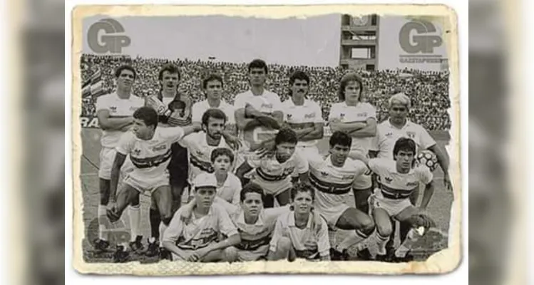Netinho (em cima) é o terceiro da esquerda para a direita nos tempos de São Paulo. 