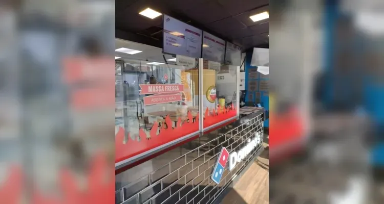 Na compra de uma pizza do tamanho médio ou grande, o cliente Domino’s ganha outra pizza do mesmo tamanho e sabor