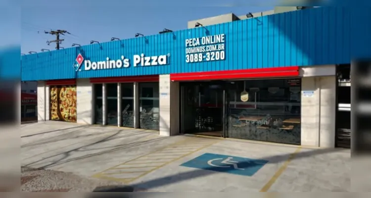 Na compra de uma pizza do tamanho médio ou grande, o cliente Domino’s ganha outra pizza do mesmo tamanho e sabor