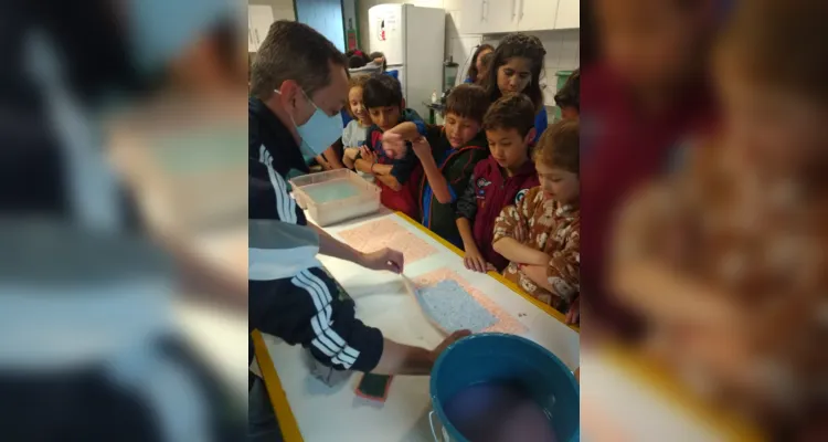 Aula do Vamos Ler auxilia em reciclagem de papel no CAIC