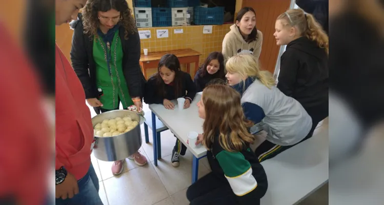 Alunos de Palmeira se deliciam com tradições e iguarias locais