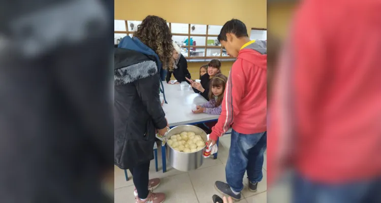 Alunos de Palmeira se deliciam com tradições e iguarias locais