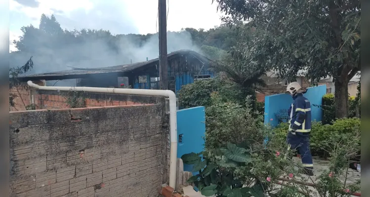 Mulher teria saído da residência cerca de meia hora antes do incêndio para ir ao mercado