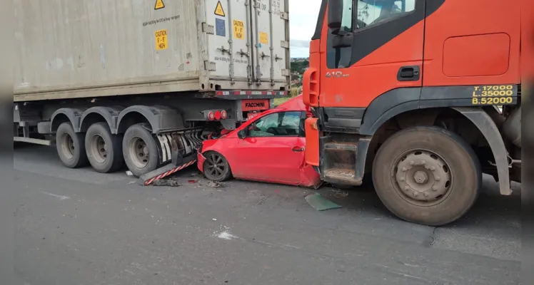 Caminhões 'prensam' carro na BR-376; família sobrevive por milagre