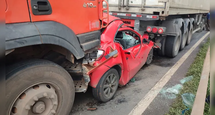 Caminhões 'prensam' carro na BR-376; família sobrevive por milagre