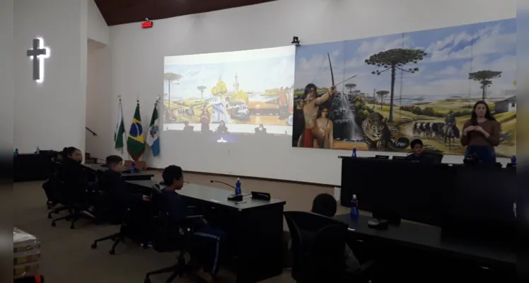 Alunos de Castro participam de projeto eleitoral na Câmara