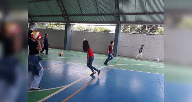 Alunos de Imbaú participam de brincadeiras tradicionais