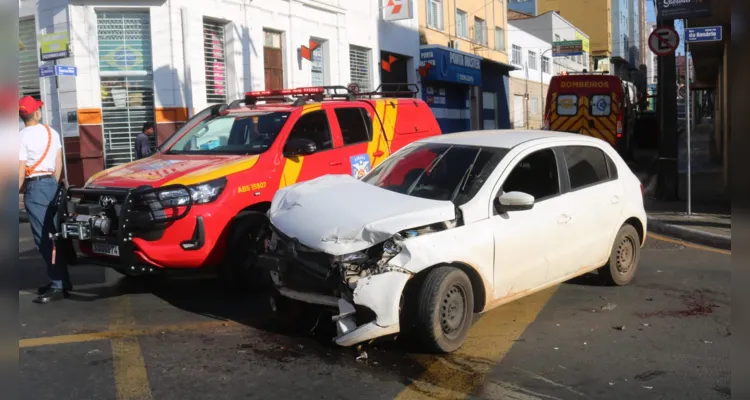 Com a força da batida, Fiat Strada acabou capotando no local