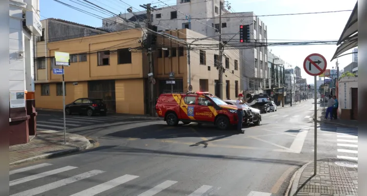 Com a força da batida, Fiat Strada acabou capotando no local