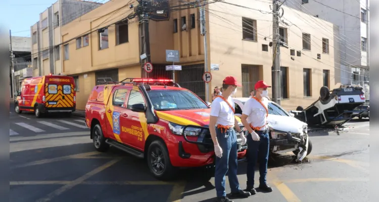 Com a força da batida, Fiat Strada acabou capotando no local