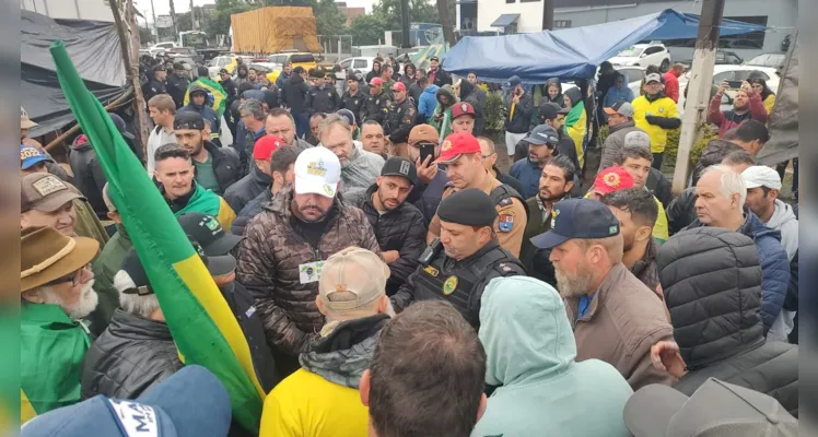 Minutos após as ações das autoridades, alguns caminhões foram liberados para seguir viagem nos dois sentidos