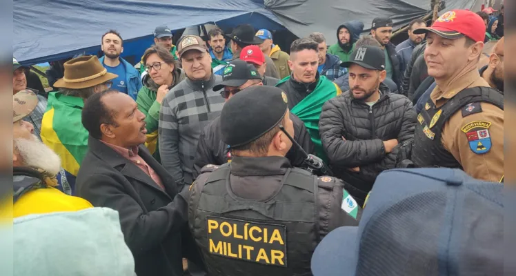 Minutos após as ações das autoridades, alguns caminhões foram liberados para seguir viagem nos dois sentidos