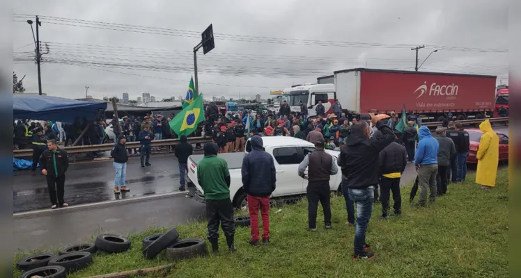 Minutos após as ações das autoridades, alguns caminhões foram liberados para seguir viagem nos dois sentidos