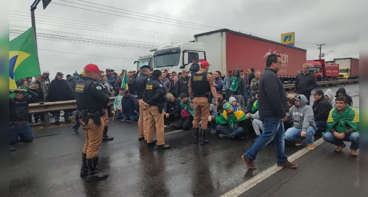 Minutos após as ações das autoridades, alguns caminhões foram liberados para seguir viagem nos dois sentidos