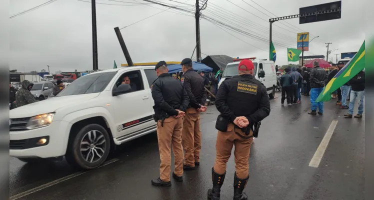 Minutos após as ações das autoridades, alguns caminhões foram liberados para seguir viagem nos dois sentidos