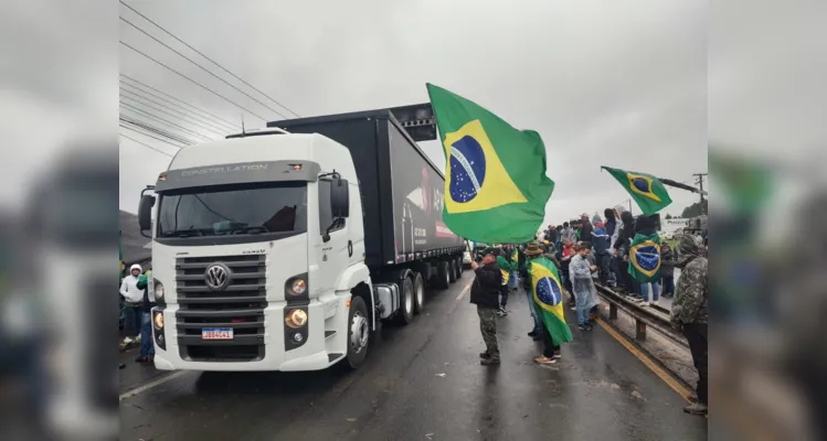 Minutos após as ações das autoridades, alguns caminhões foram liberados para seguir viagem nos dois sentidos