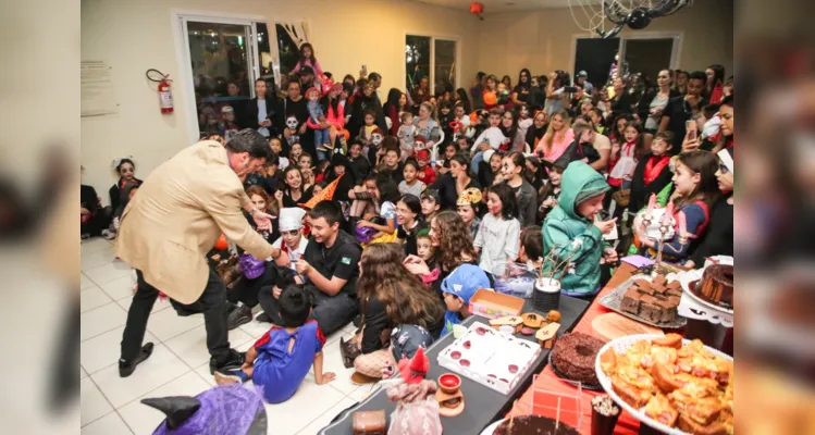 Condomínio de PG promove festa de Dia das Bruxas para crianças
