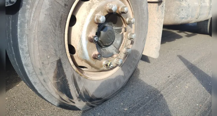No momento do acidente, o caminhão seguia pela pista da esquerda, enquanto a moto vinha pelo corredor central