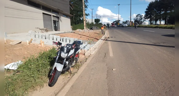 No momento do acidente, o caminhão seguia pela pista da esquerda, enquanto a moto vinha pelo corredor central