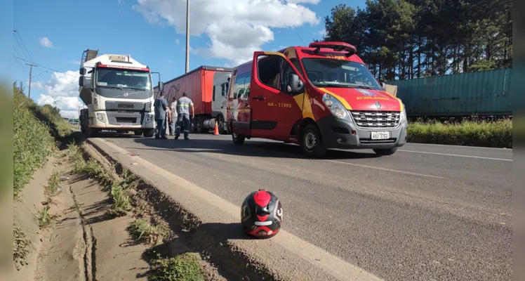No momento do acidente, o caminhão seguia pela pista da esquerda, enquanto a moto vinha pelo corredor central