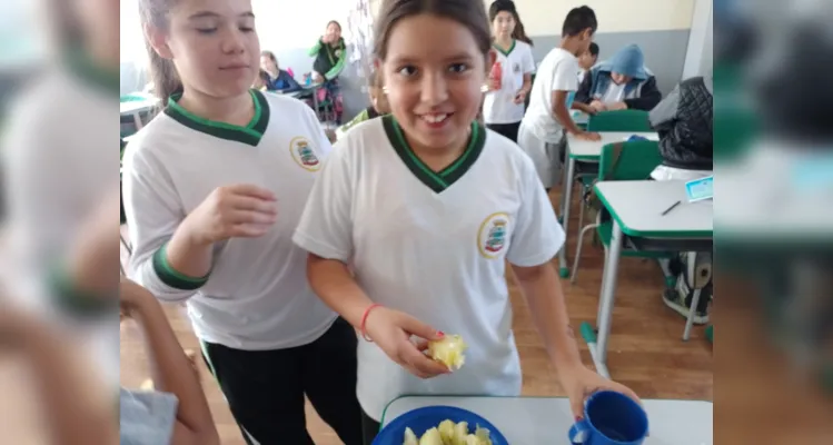 Aula experimental desperta curiosidade de turma em Imbaú