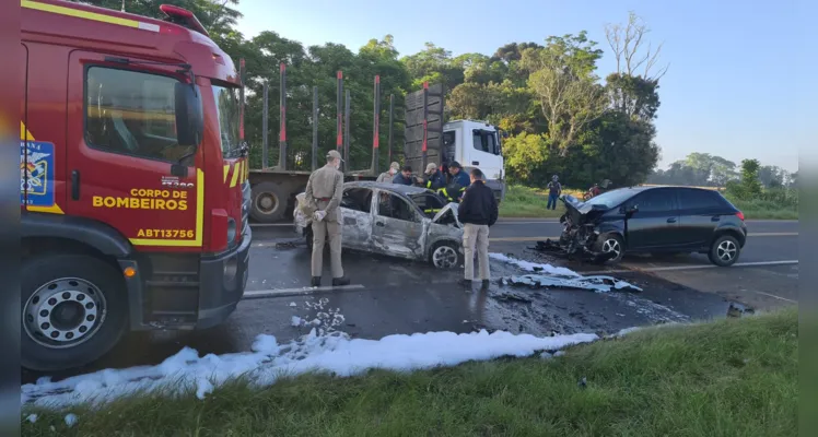 Equipes da PRF e Corpo de Bombeiros foram ao local