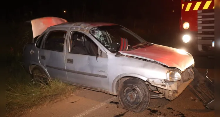 Populares ajudaram a retirar a vítima debaixo do carro após o acidente. 