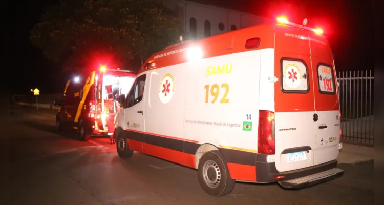 Populares ajudaram a retirar a vítima debaixo do carro após o acidente. 