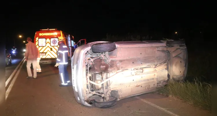 Populares ajudaram a retirar a vítima debaixo do carro após o acidente. 