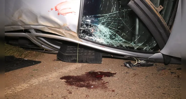 Populares ajudaram a retirar a vítima debaixo do carro após o acidente. 