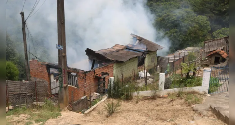 Imóvel ficou completamente destruído após o fogo