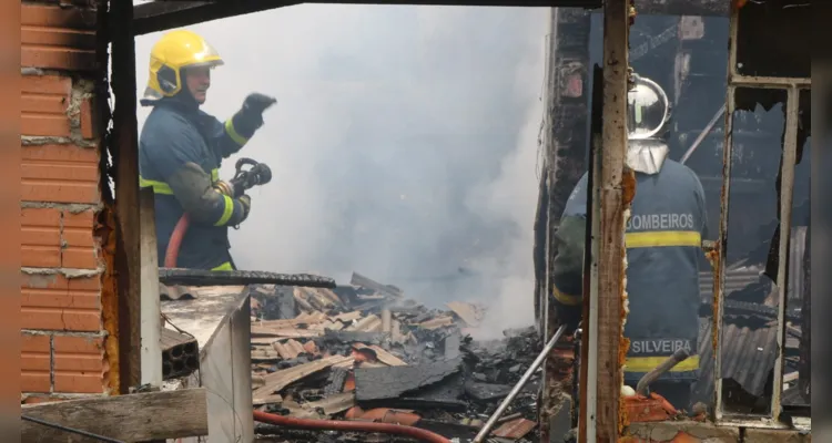 Imóvel ficou completamente destruído após o fogo