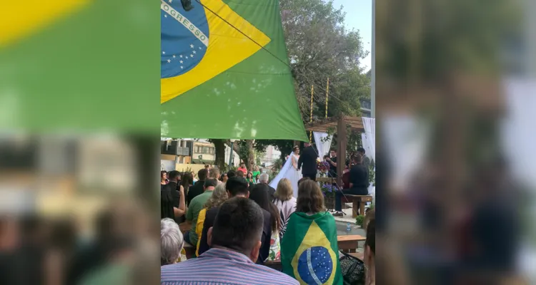 Noivos bolsonaristas celebram casamento na praça da Catedral